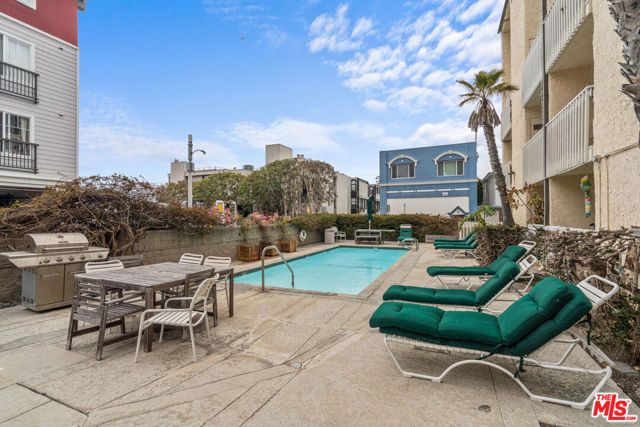 22 Navy Street 202, Los Angeles, CA 90291