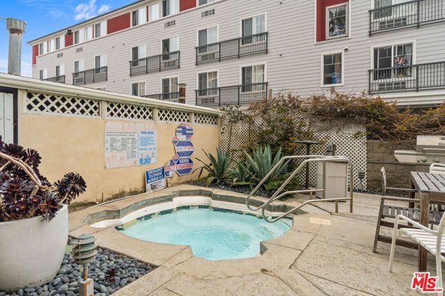 22 Navy Street 202, Los Angeles, CA 90291