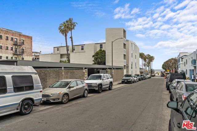 22 Navy Street 202, Los Angeles, CA 90291