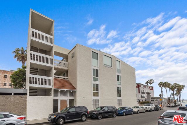 22 Navy Street 202, Los Angeles, CA 90291