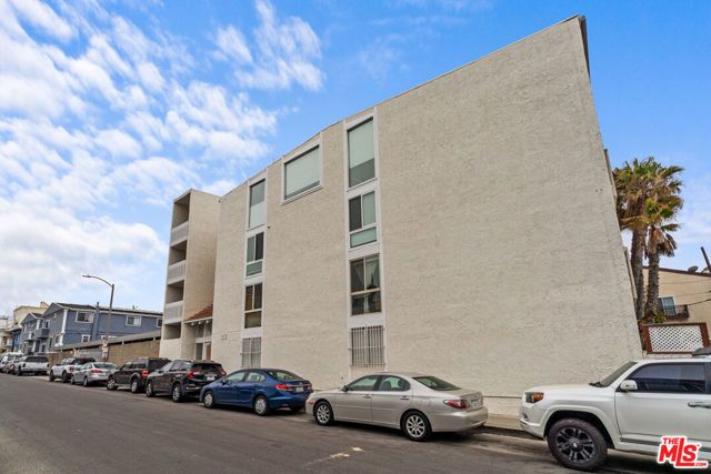 22 Navy Street 202, Los Angeles, CA 90291