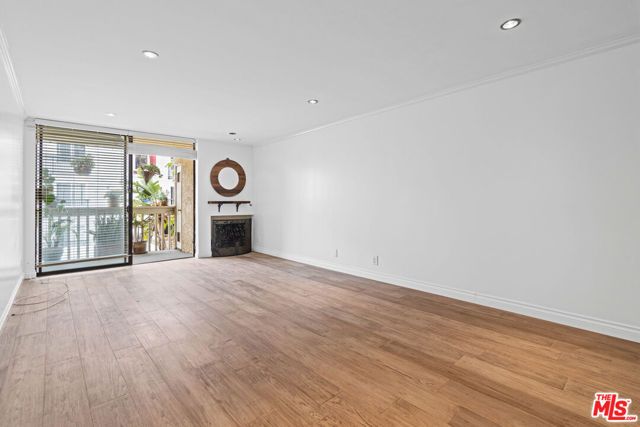 22 Navy Street 202, Los Angeles, CA 90291