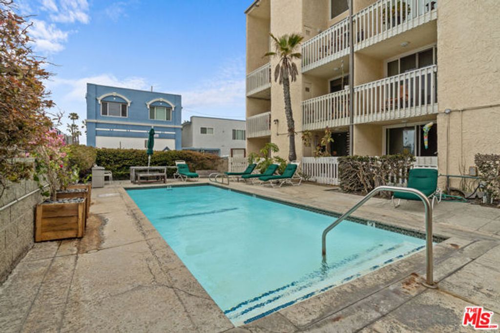 22 Navy Street 202, Los Angeles, CA 90291