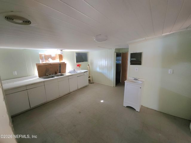930 CESERY Boulevard, Jacksonville, FL 32211