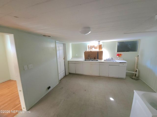 930 CESERY Boulevard, Jacksonville, FL 32211