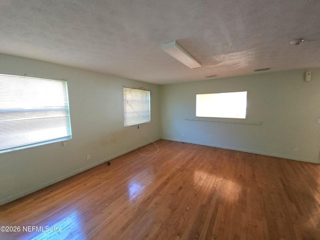 930 CESERY Boulevard, Jacksonville, FL 32211