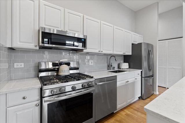 2512 N Bosworth Avenue 208, Chicago, IL 60614
