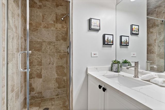 2512 N Bosworth Avenue 208, Chicago, IL 60614