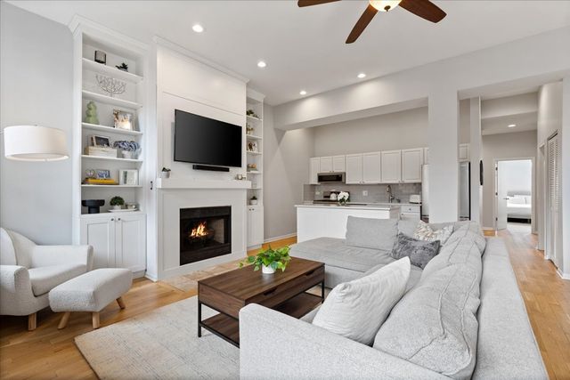 2512 N Bosworth Avenue 208, Chicago, IL 60614