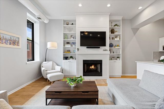 2512 N Bosworth Avenue 208, Chicago, IL 60614