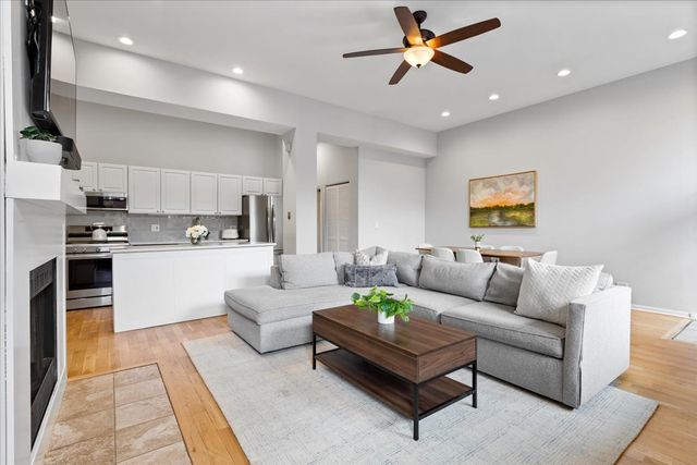 2512 N Bosworth Avenue 208, Chicago, IL 60614
