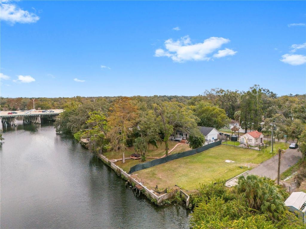 Image 4 of property listing at 7920 N BRANCH AVENUE, Tampa, FL 33604