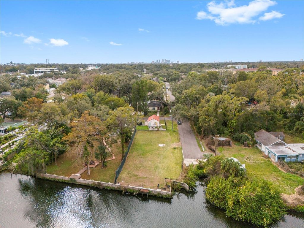 Image 5 of property listing at 7920 N BRANCH AVENUE, Tampa, FL 33604