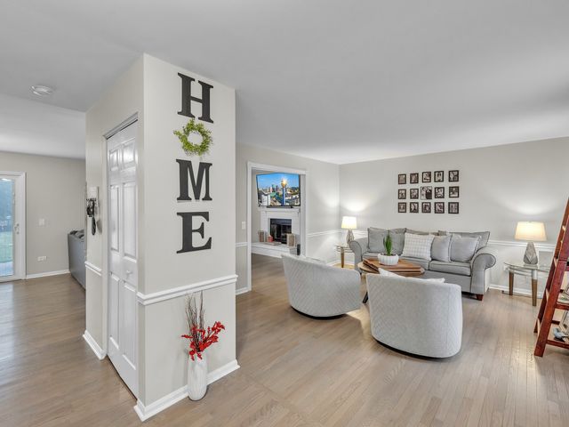 6930 Bennington Drive, Gurnee, IL 60031