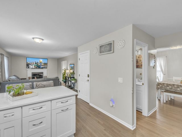 6930 Bennington Drive, Gurnee, IL 60031