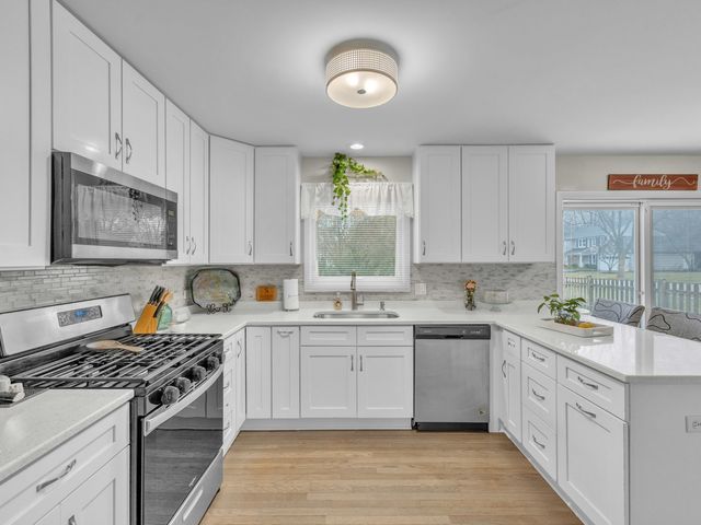 6930 Bennington Drive, Gurnee, IL 60031