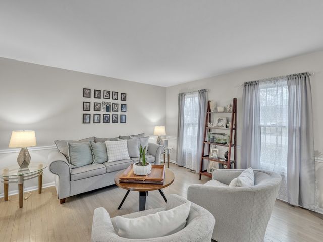 6930 Bennington Drive, Gurnee, IL 60031