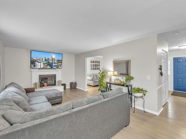 6930 Bennington Drive, Gurnee, IL 60031