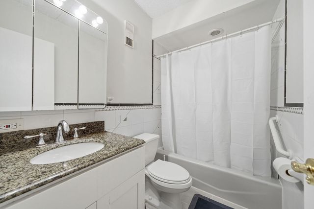 940 N Rohlwing Road 201A, Addison, IL 60101