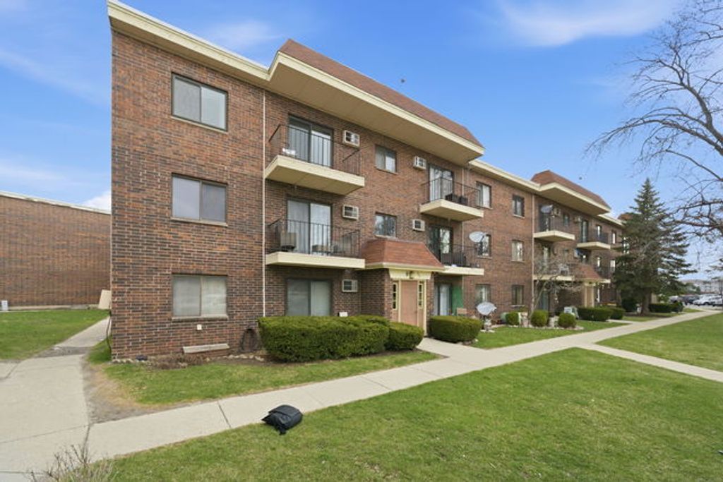 940 N Rohlwing Road 201A, Addison, IL 60101