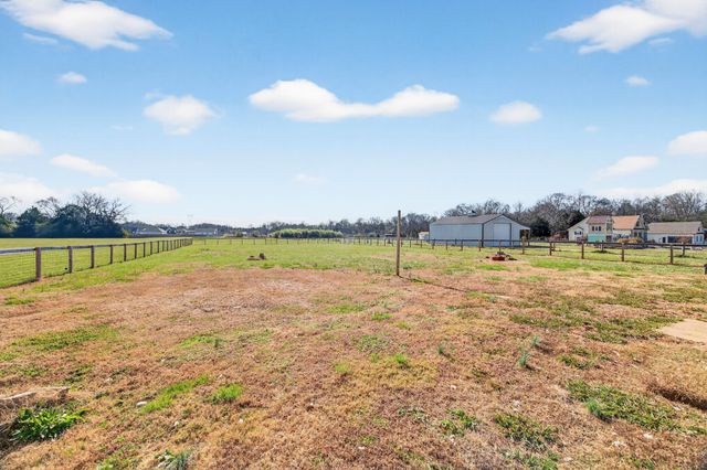 1347 Neil Rd, Chapel Hill, TN 37034