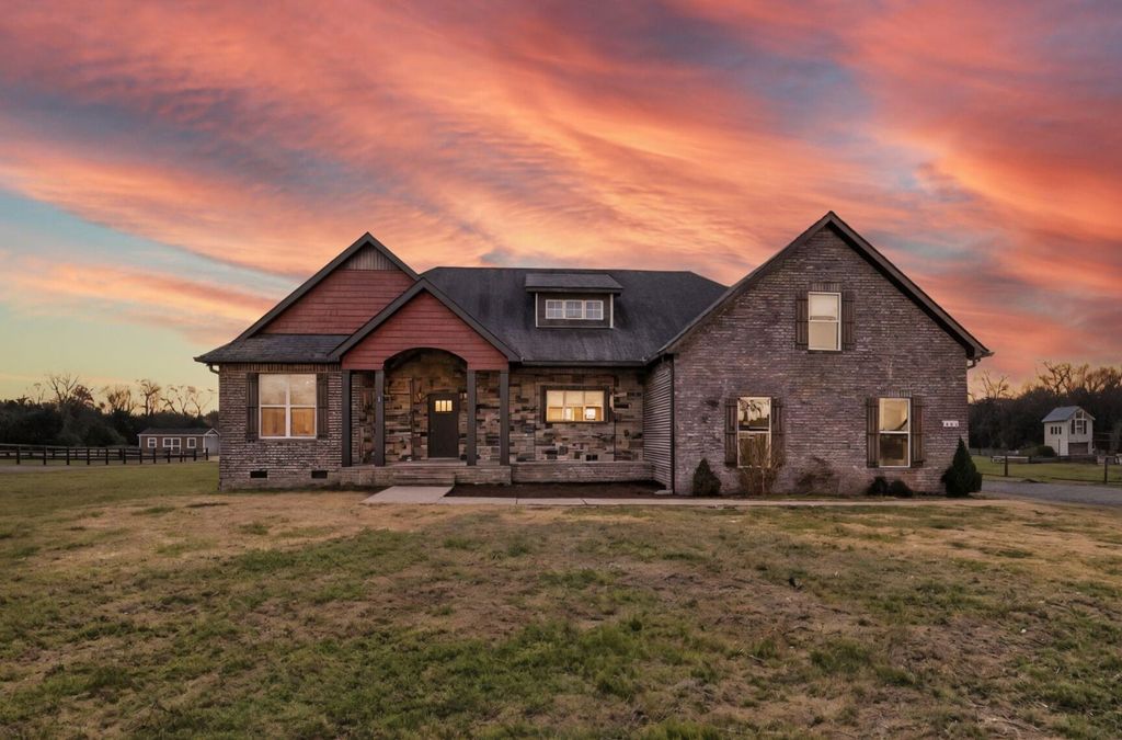 1347 Neil Rd, Chapel Hill, TN 37034