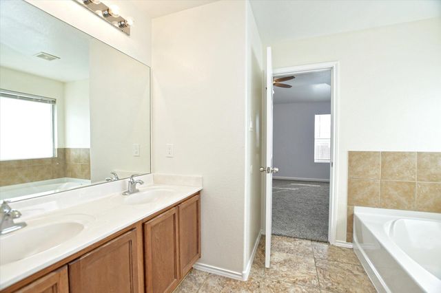 401 Bandara Woods BLVD, Elgin, TX 78621