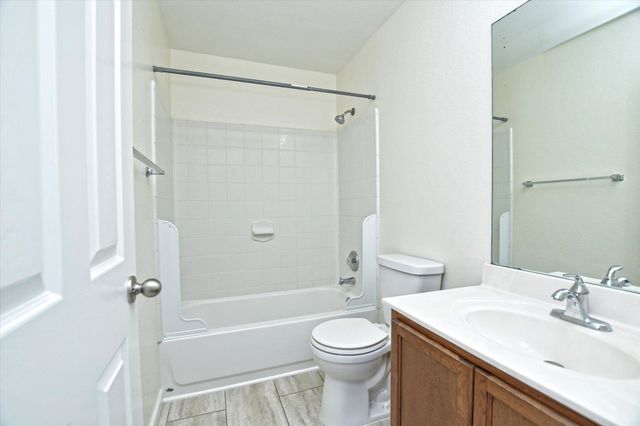 401 Bandara Woods BLVD, Elgin, TX 78621