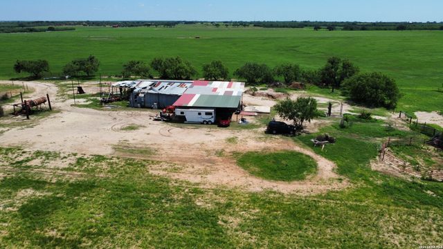 16293 Fm 472, Bigfoot, TX 78016