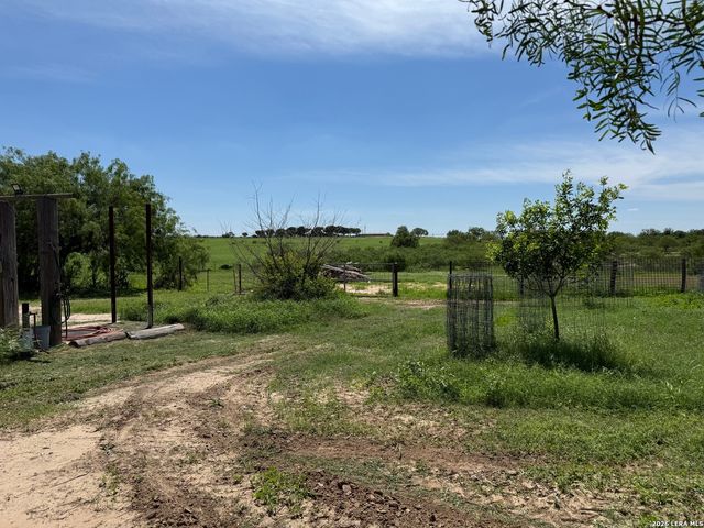 16293 Fm 472, Bigfoot, TX 78016
