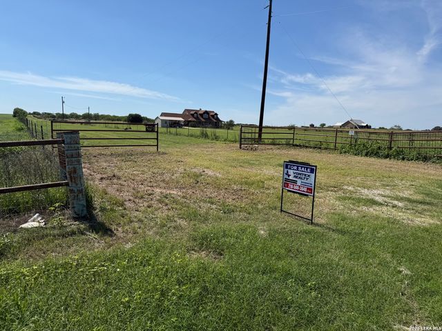 16293 Fm 472, Bigfoot, TX 78016