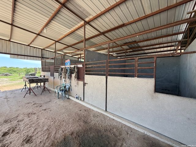 16293 Fm 472, Bigfoot, TX 78016