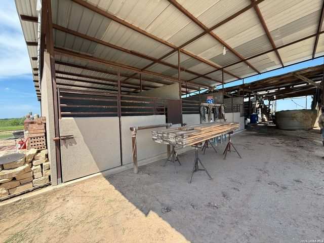 16293 Fm 472, Bigfoot, TX 78016