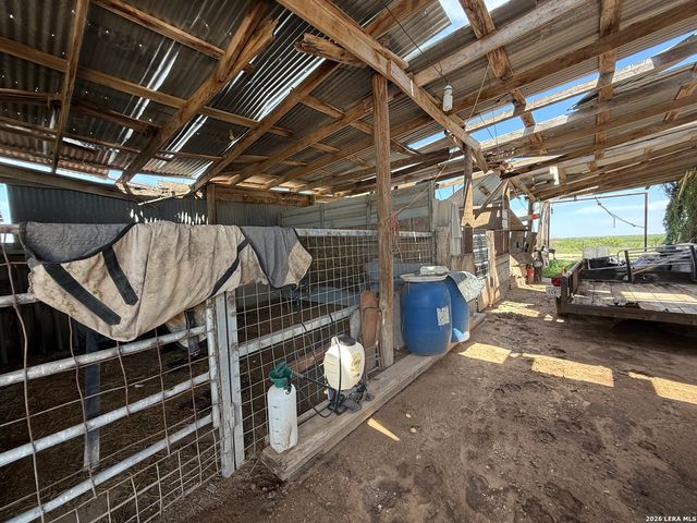 16293 Fm 472, Bigfoot, TX 78016