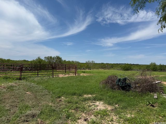 16293 Fm 472, Bigfoot, TX 78016