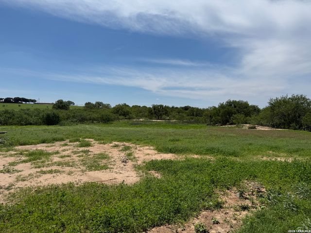 16293 Fm 472, Bigfoot, TX 78016