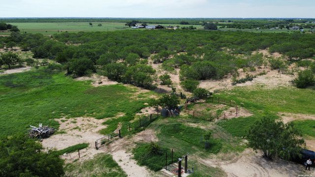 16293 Fm 472, Bigfoot, TX 78016