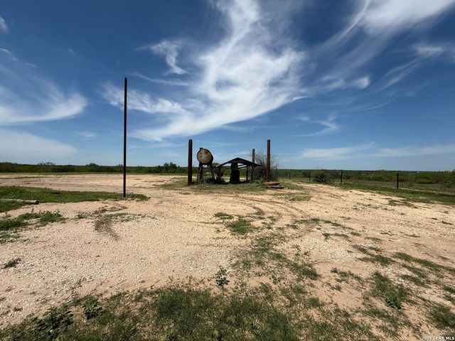 16293 Fm 472, Bigfoot, TX 78016