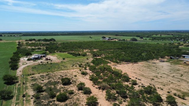 16293 Fm 472, Bigfoot, TX 78016