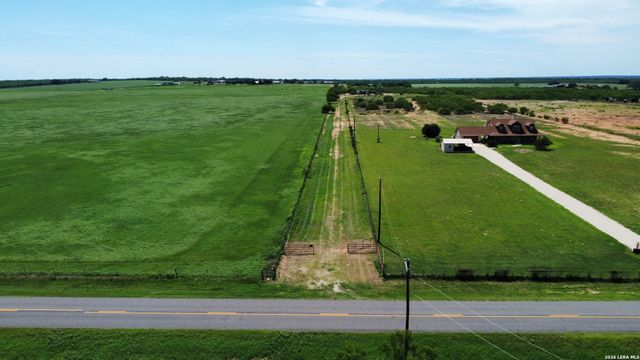 16293 Fm 472, Bigfoot, TX 78016