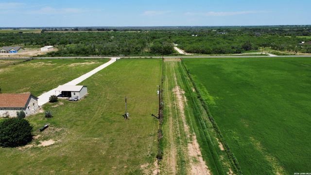 16293 Fm 472, Bigfoot, TX 78016