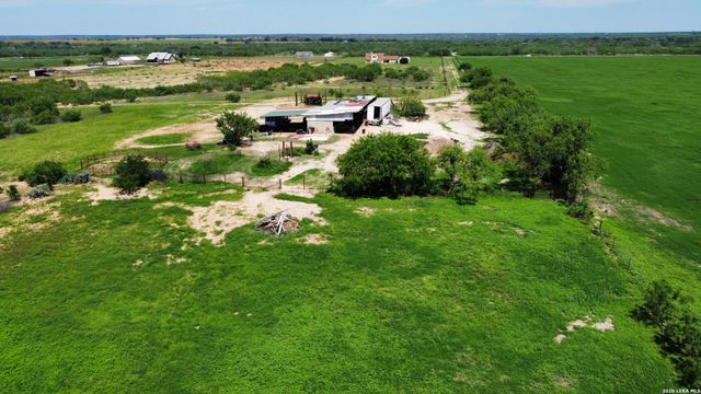 16293 Fm 472, Bigfoot, TX 78016