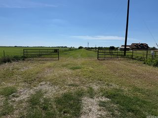16293 Fm 472, Bigfoot, TX 78016