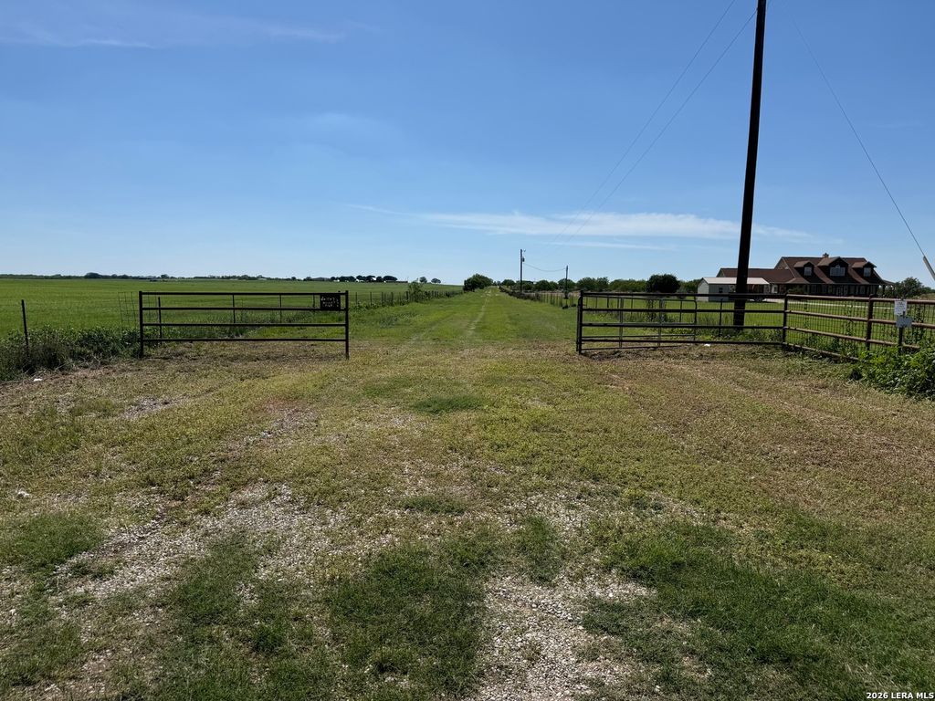 16293 Fm 472, Bigfoot, TX 78016
