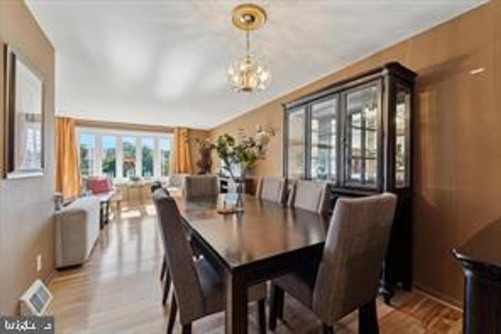 Image 8 of property listing at 503 BONSALL AVE, Lansdowne, PA 19050