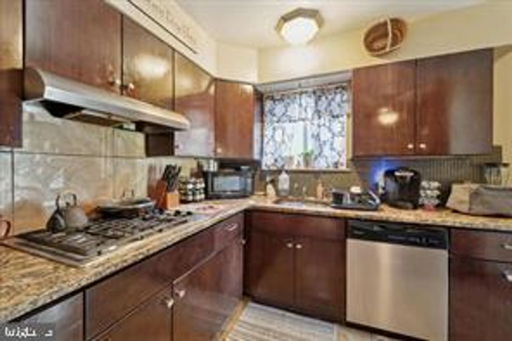 Image 10 of property listing at 503 BONSALL AVE, Lansdowne, PA 19050