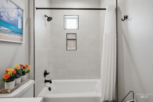 7706 W Meltwater Ln, Eagle, ID 83616