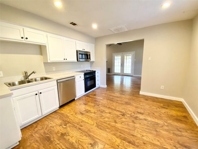 5911 Teal Ridge Drive, Arlington, TX 76017