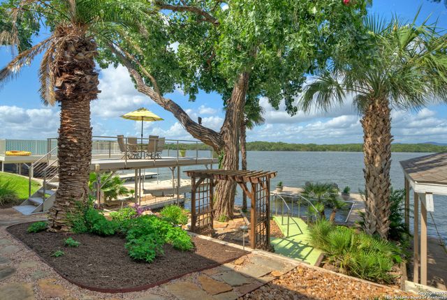 204 N Waterway Dr, Kingsland, TX 78639