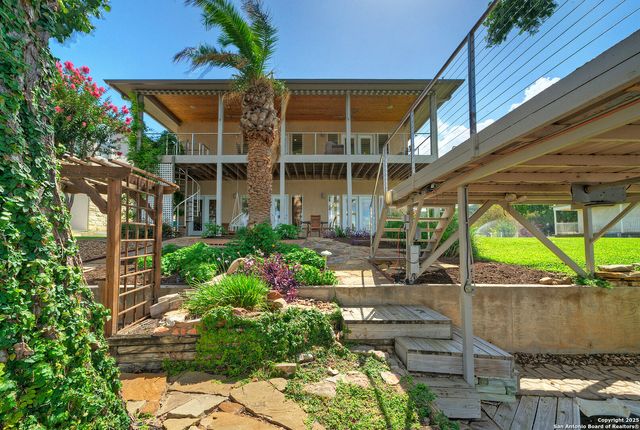 204 N Waterway Dr, Kingsland, TX 78639